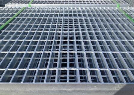 鍍鋅格柵板在安裝和使用時(shí)的注意事項(xiàng)